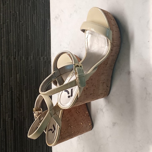 Strappy platforms - Picture 4 of 5